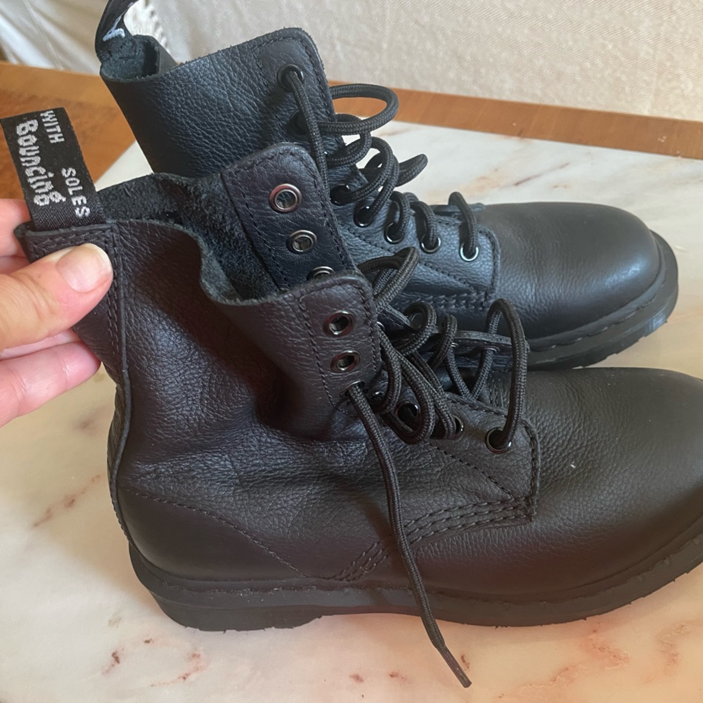 Dr. Martens Airwaves NWT size 7